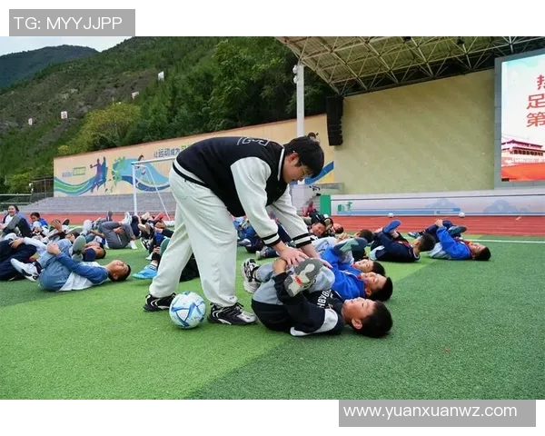 西藏拉孜足球球星崭露头角带动地方足球热潮激发年轻人运动热情