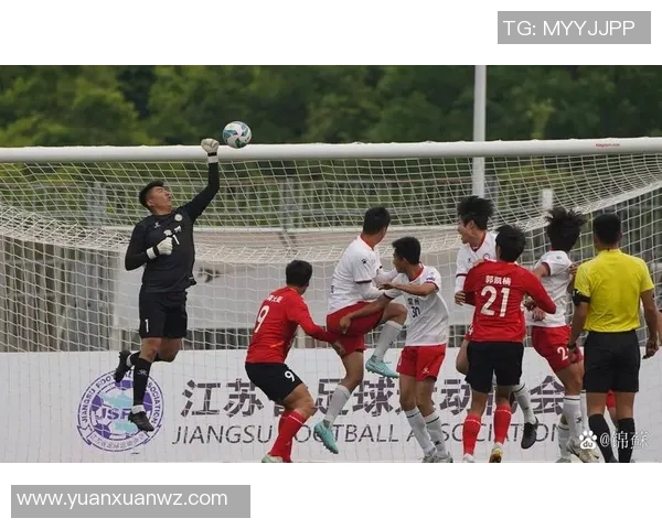 足球巨星拼尽全力汗水淋漓诠释奋斗精神感动无数球迷